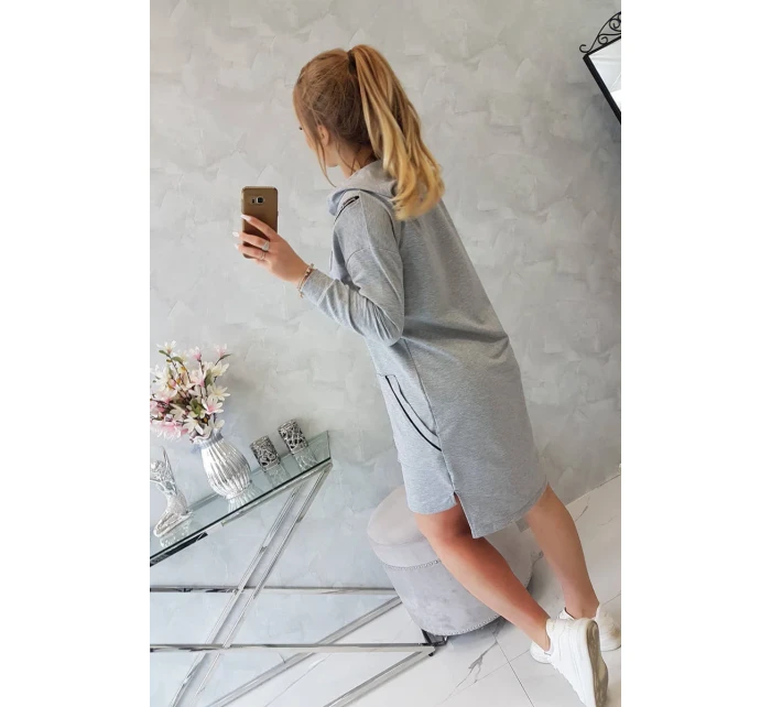 Neobmedzené šedé šaty