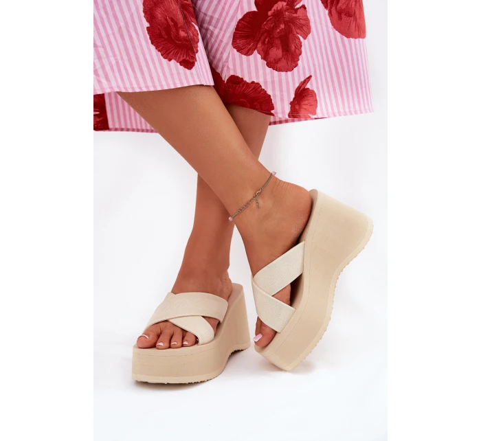 Dámské Pantofle Na Klínu A Platformě Béžové model 21688186 - Boto Dámské Pantofle Na Klínu A Platformě Béžové model 21688186 - Boto