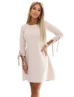 ALICE Trapézové mini šaty s mašlí a rukávy béžové model 22103557 - numoco