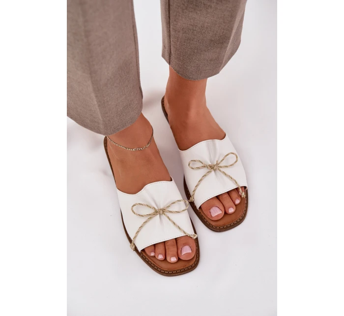 Klapki Na Płaskiej Podeszwie Z Ozdobną Kokardką Białe Deonelis