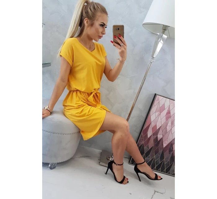 Šaty s obálkovým spodním dílem v hořčicové barvě