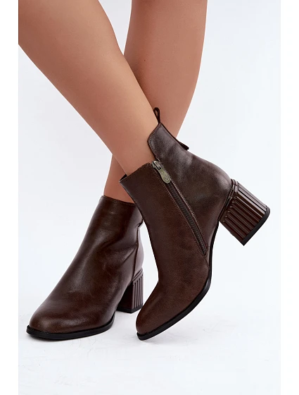 Kožené kotníkové boty na podpatku s vyhříváním model 22557045 hnědé - D&A Kožené kotníkové boty na podpatku s vyhříváním model 22557045 hnědé - D&A