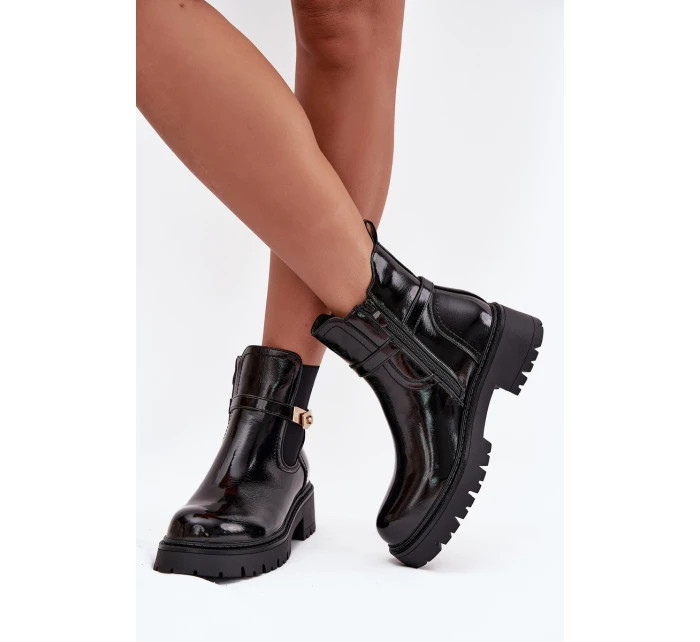 Dámske zateplené lakované členkové topánky na podpätku s ozdobným remienkom - čierne Vivessa Dámske zateplené lakované členkové topánky na podpätku s ozdobným remienkom - čierne Vivessa