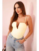 Dámska blúzka bez ramienok, s volánikmi a véčkovým výstrihom žltá Dámska blúzka bez ramienok, s volánikmi a véčkovým výstrihom žltá