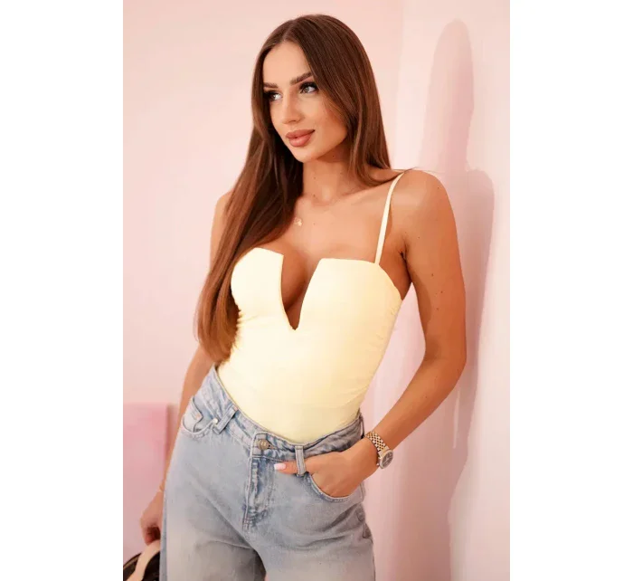 Dámska blúzka bez ramienok, s volánikmi a véčkovým výstrihom žltá Dámska blúzka bez ramienok, s volánikmi a véčkovým výstrihom žltá