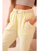 Dámské model 21035583 kalhoty s bavlnou a páskem žluté - K-Fashion