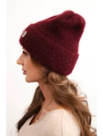 Dámská zimní čepice model 21474863 s ozdobným knoflíkem bordová - K-Fashion