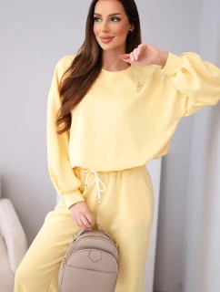 Dámský komplet máslová mikina s broží a kalhoty s rovnými nohavicemi model 22030084 - K-Fashion
