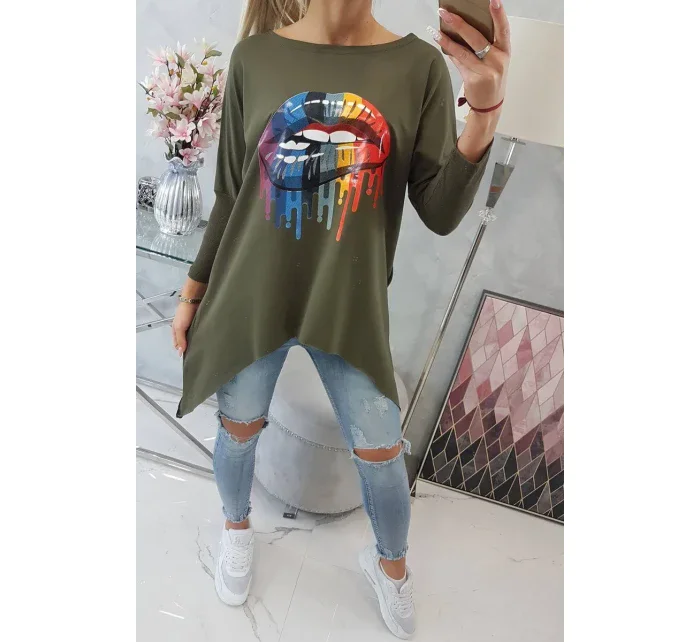 Oversize halenka s model 18743442 potiskem rtů v barvě khaki - K-Fashion Oversize halenka s model 18743442 potiskem rtů v barvě khaki - K-Fashion