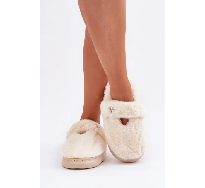 Hřejivé pantofle s broží světle béžové model 21681719 - Boto