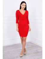 Přiléhavé šaty s výřezem pod prsy červené barvy