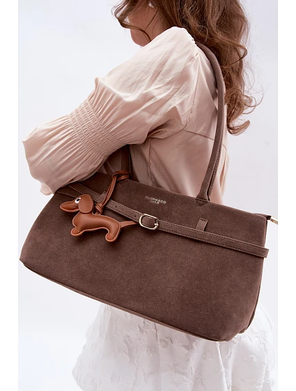 Kabelka z imitace semiše přívěsek tmavě béžová model 22111700 - Flora&Co