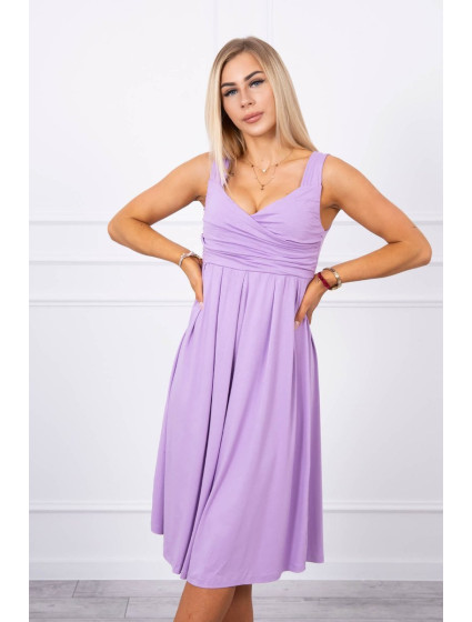 Šaty so širokými ramienkami fialovej