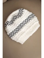 Dámska zimná čiapka so vzorom a vlnou K425 biela