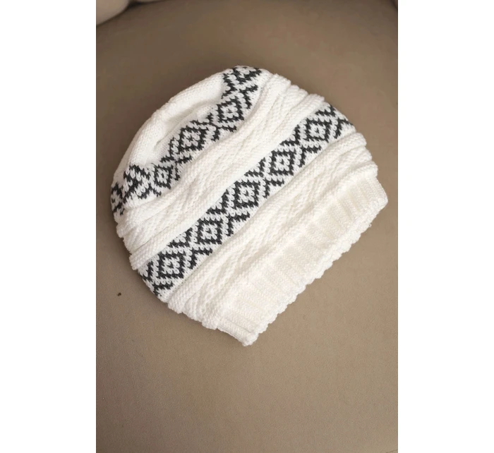 Dámska zimná čiapka so vzorom a vlnou K425 biela