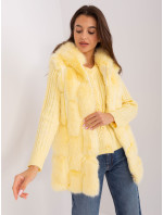 Svetložltá kožušinová vesta s kapucňou