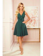 Dámské šaty v lahvově zelené barvě s volánkem model 12007036 - numoco Dámské šaty v lahvově zelené barvě s volánkem model 12007036 - numoco