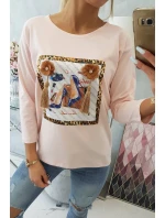 Halenka s 3D grafikou a model 18743920 volánky pudrově růžová - K-Fashion
