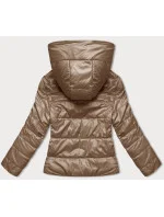 Krátka dámska bunda v karamelovej farbe s kapucňou (B8187-101)