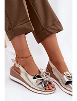 Kožené sandály na platformě s ozdobou model 22101402 Zlaté - S.Barski