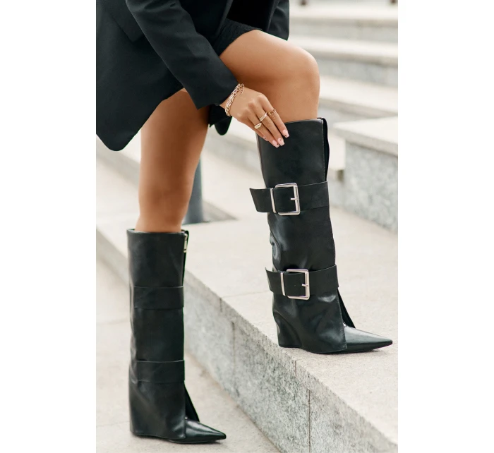 Kozačky ke kolenům na klínu s ohrnutým svrškem a sponami model 21677855 - Boto