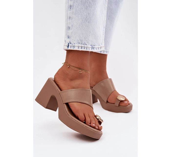 Žabky na podpätku model 225377 Krok vo veľkom štýle