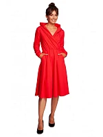 Predĺžené šaty s kapucňou B245 červené - BeWear