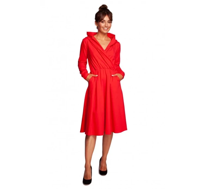 Predĺžené šaty s kapucňou B245 červené - BeWear