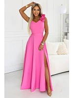 model 22141517 Elegantní večerní maxi šaty s rozparkem a růžemi cukrově růžové - numoco