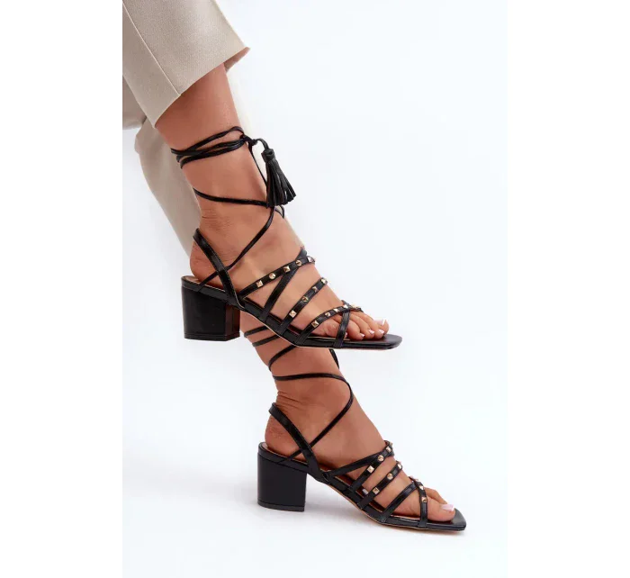 Šnurovacie sandále na nízkom podpätku zdobené čiernymi cvočkami Chrisele Šnurovacie sandále na nízkom podpätku zdobené čiernymi cvočkami Chrisele