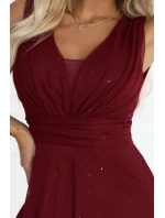 637-1 Dlhé večerné šaty s brokátovým akcentom a hlbokým výstrihom - bordové 637-1 Dlhé večerné šaty s brokátovým akcentom a hlbokým výstrihom - bordové