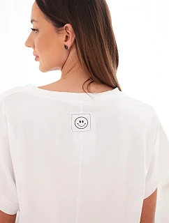 Dámska bavlnená blúzka s véčkovým výstrihom a krátkymi rukávmi biela