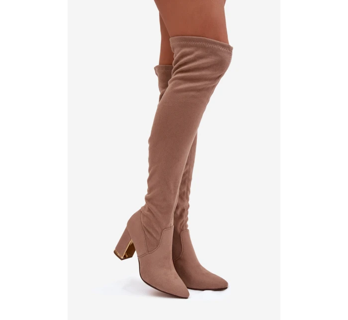 Dámské kozačky z eko semiše na kolena na podpatku tmavě béžové Thamine Dámské kozačky z eko semiše na kolena na podpatku tmavě béžové Thamine