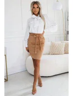 bílá dámská halenka v stylu s dlouhými rukávy, knoflíky a se stříbrným vzorem model 22124221 - numoco