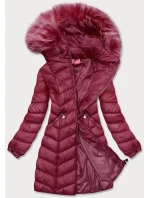 Dámska prešívaná bunda vo vínovej farbe s kapucňou (8916-b) Dámska prešívaná bunda vo vínovej farbe s kapucňou (8916-b)