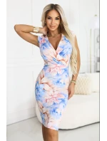 Přiléhavé midi šaty s obálkovým výstřihem modré a béžové květy model 22007983 - numoco