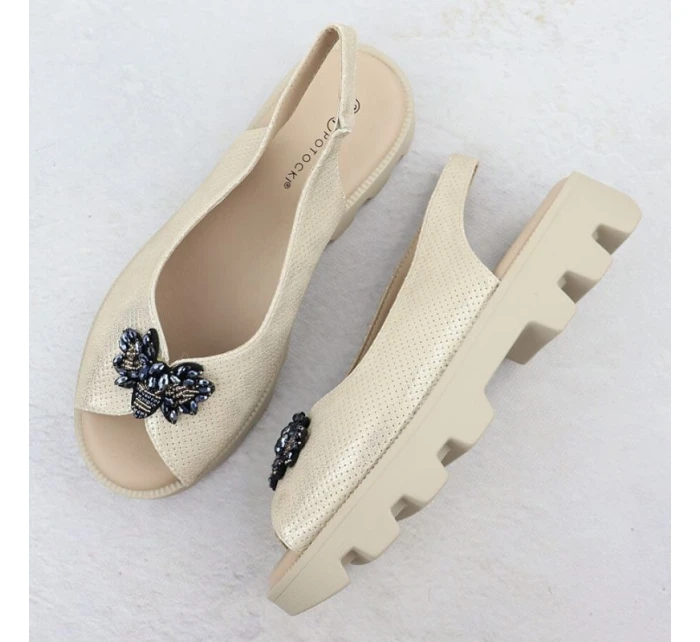 Dámske sandále na platforme s perforovanou kovovou zlatou Potocki SZ12610