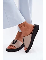 Kožené dámské pantofle s V na platformě  béžové model 22125935 - VINCEZA