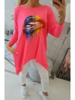 Oversize halenka s potiskem model 18745782 rtů růžová neonová - K-Fashion Oversize halenka s potiskem model 18745782 rtů růžová neonová - K-Fashion