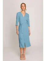 model 20966193 Šaty se zavinovacími detaily ve střední délce nebesky modré - STYLOVE