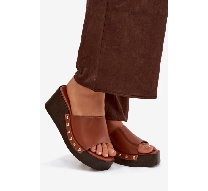 Dámské nazouváky na platformě se zlatými přezkami camel model 21918866 - Boto Dámské nazouváky na platformě se zlatými přezkami camel model 21918866 - Boto