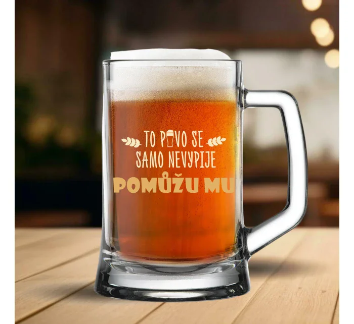 TO PIVO SE SAMO NEVYPIJE... POMŮŽU MU - pivní sklenice 0,5