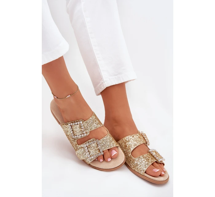 Lesklé zdobené pantofle s přezkami na plochém podpatku zlaté model 21705541 - Boto Lesklé zdobené pantofle s přezkami na plochém podpatku zlaté model 21705541 - Boto