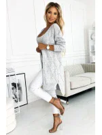 Šedý dámský kardigan přehoz přes oblečení s delší zadní částí a s ažurovým vzorem model 18854393 - numoco basic Šedý dámský kardigan přehoz přes oblečení s delší zadní částí a s ažurovým vzorem model 18854393 - numoco basic