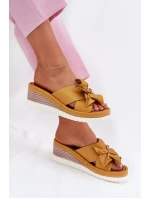 Skórzane Klapki Damskie Na Koturnie Z Ozdobnym Kwiatem Artiker 52C0504 Żółte