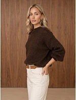 Sweter damski klasyczny z dekoltem czekoladowy model 22394719 - FashionStreet Sweter damski klasyczny z dekoltem czekoladowy model 22394719 - FashionStreet