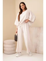 Dámsky maslový viskózový komplet so širokými nohavicami a voľnou blúzkou béžovej farby