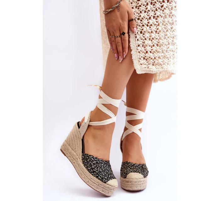 Vázané dámské sandály na klínu Černé model 21613945 - Boto Vázané dámské sandály na klínu Černé model 21613945 - Boto