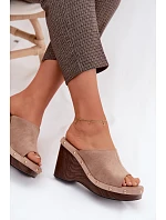 Dámské sandály na platformě z umělé semiše zlaté tmavě béžové model 22125740 - Boto