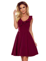 Dámské šaty ve vínové bordó barvě s volánky ve výstřihu model 8457542 - numoco Dámské šaty ve vínové bordó barvě s volánky ve výstřihu model 8457542 - numoco